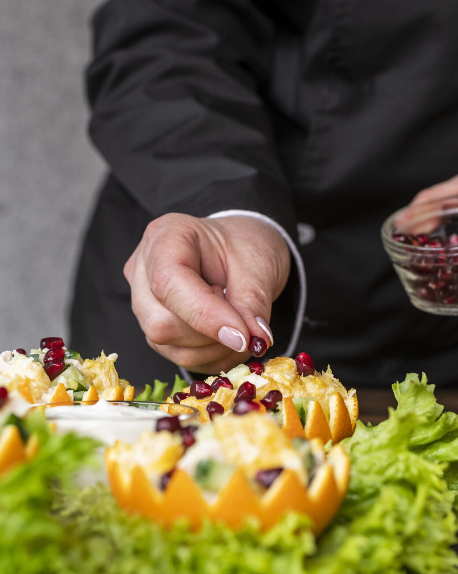 chef-preparando-plato-de-frutas